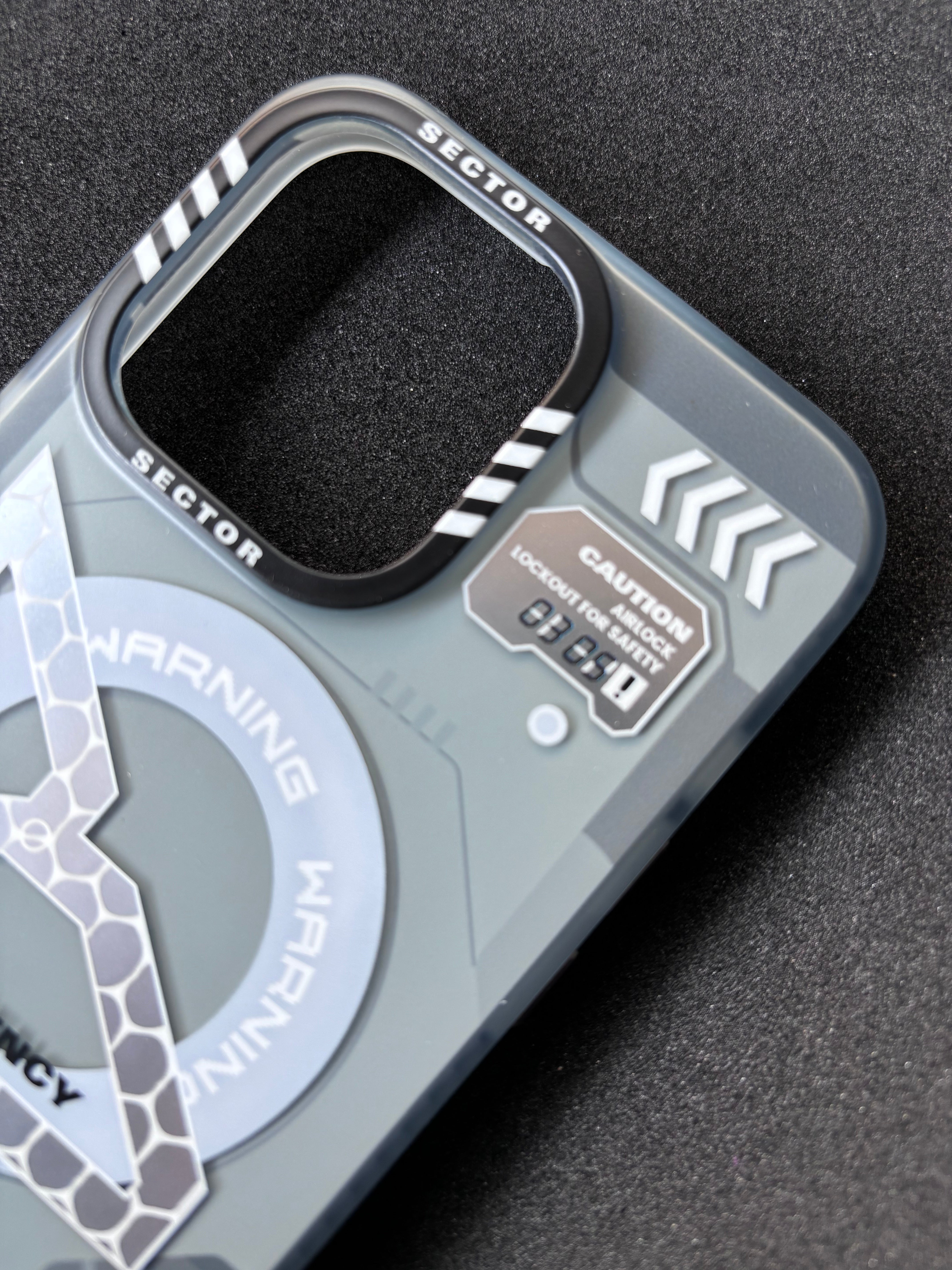 iPhone 15 Pro Max Cover - Magnetic Semi Transparent-1911