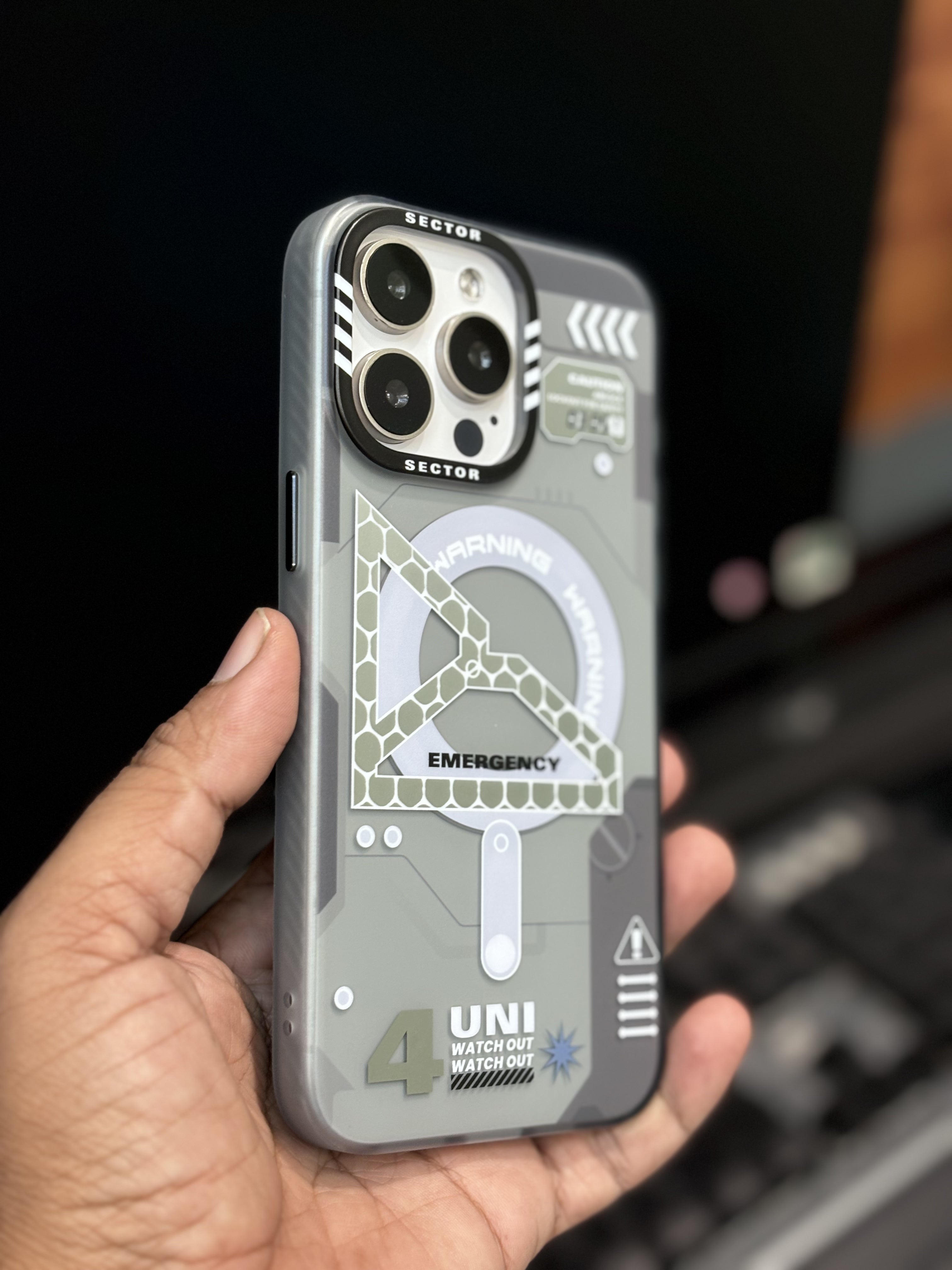 iPhone 15 Pro Max Cover - Magnetic Semi Transparent-1904