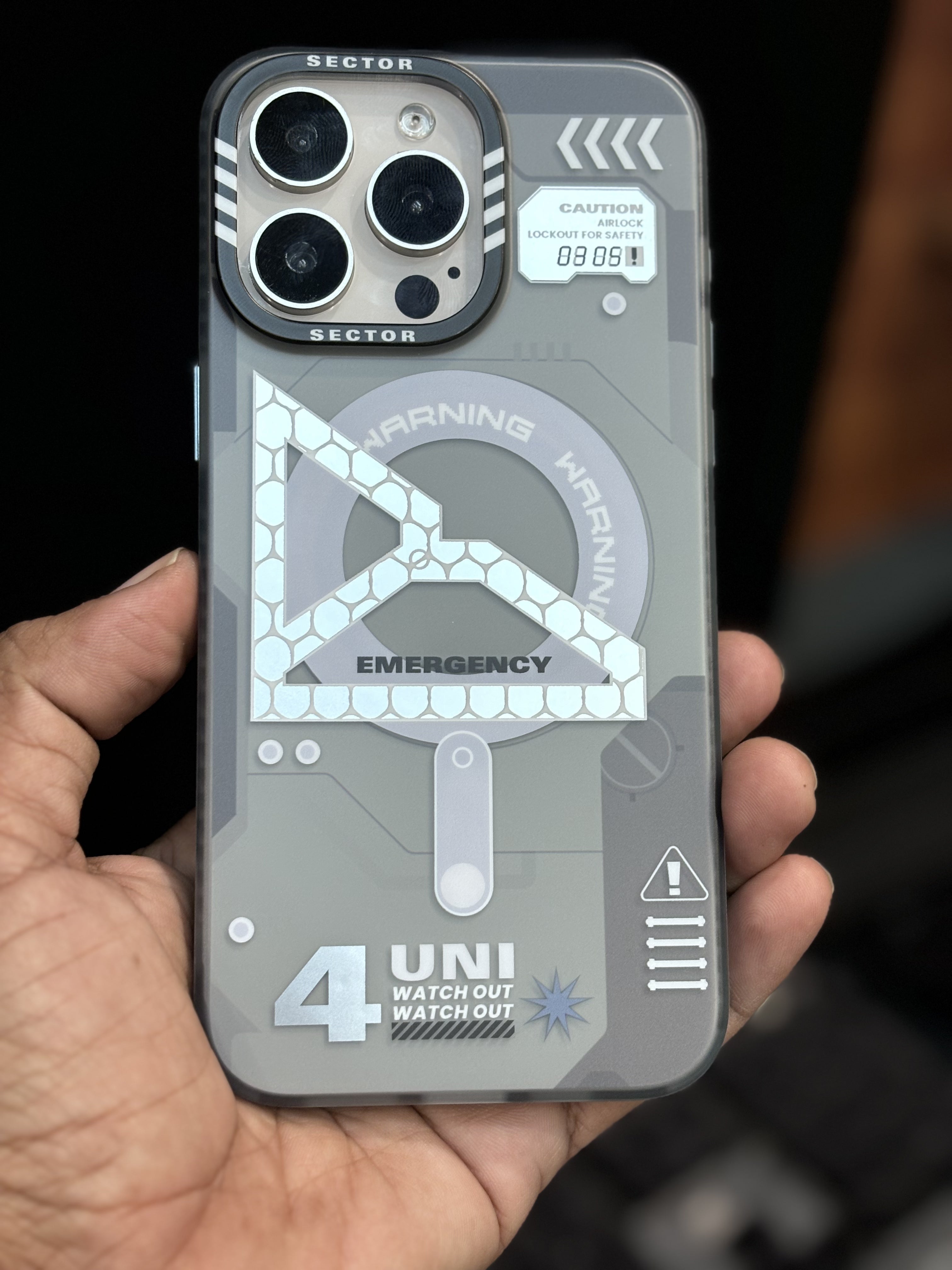 iPhone 15 Pro Max Cover - Magnetic Semi Transparent-1902