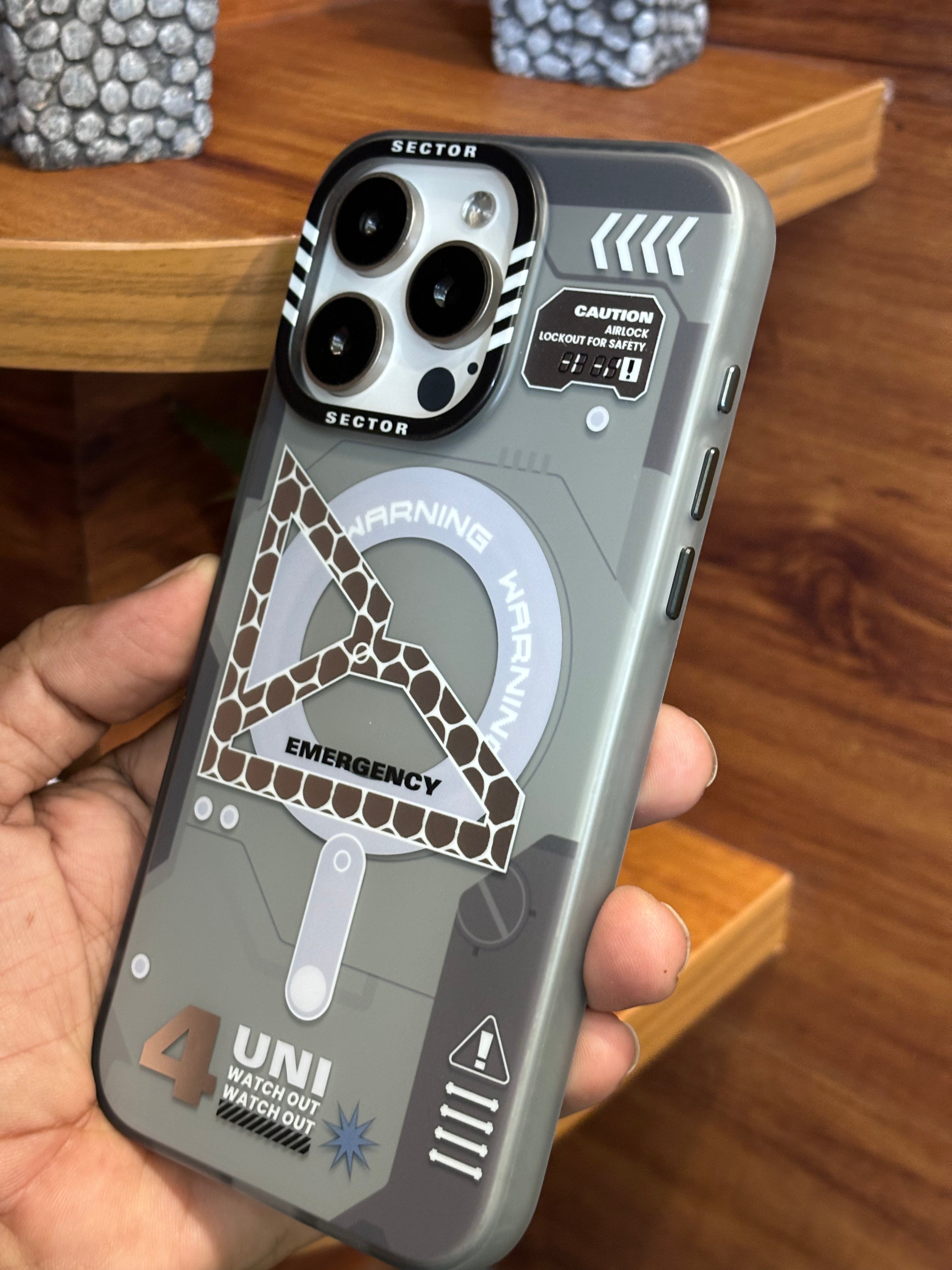 iPhone 15 Pro Max Cover - Magnetic Semi Transparent-1916