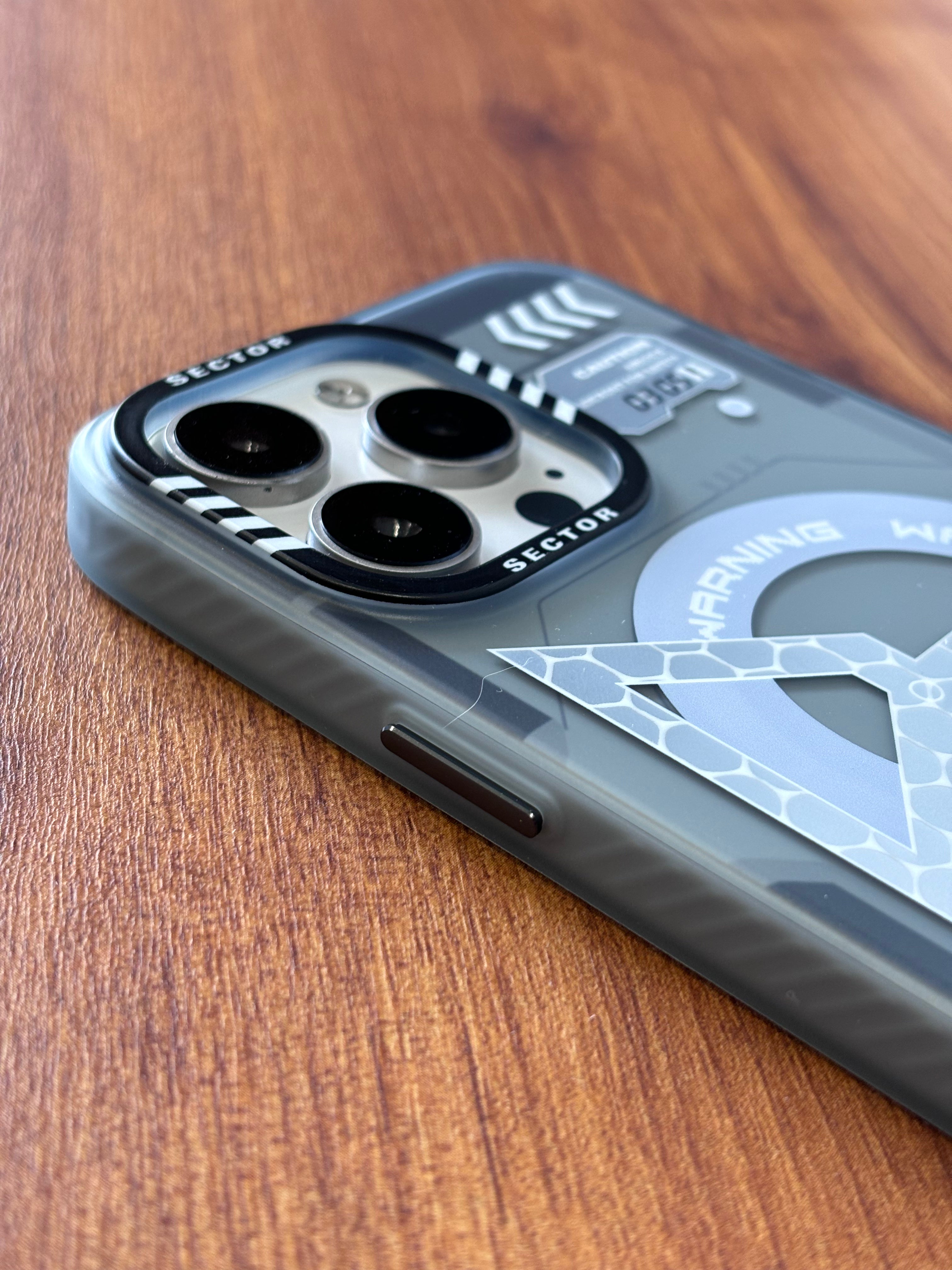 iPhone 15 Pro Max Cover - Magnetic Semi Transparent-1915