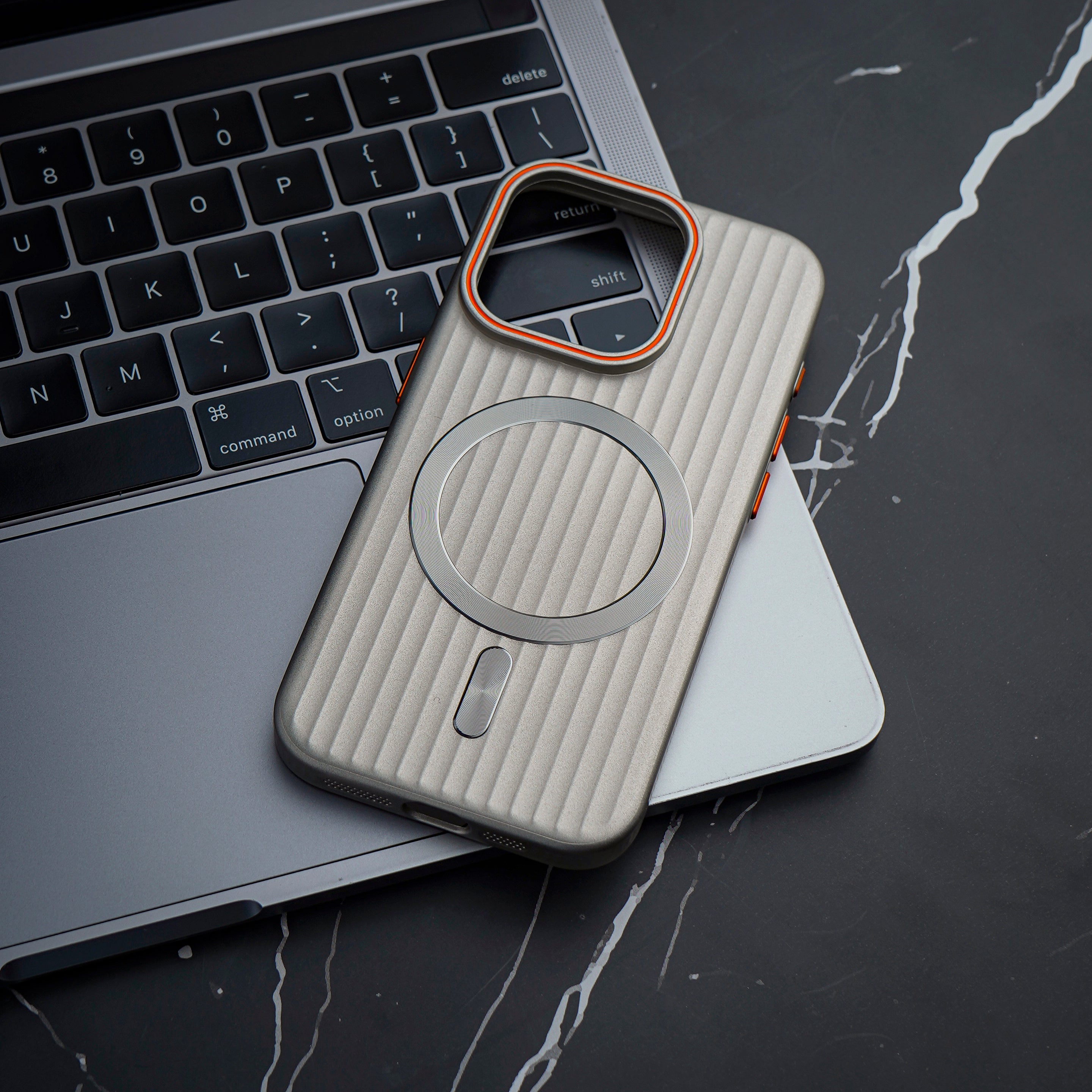 iPhone 14 Pro Cover Thin Corrugated Style